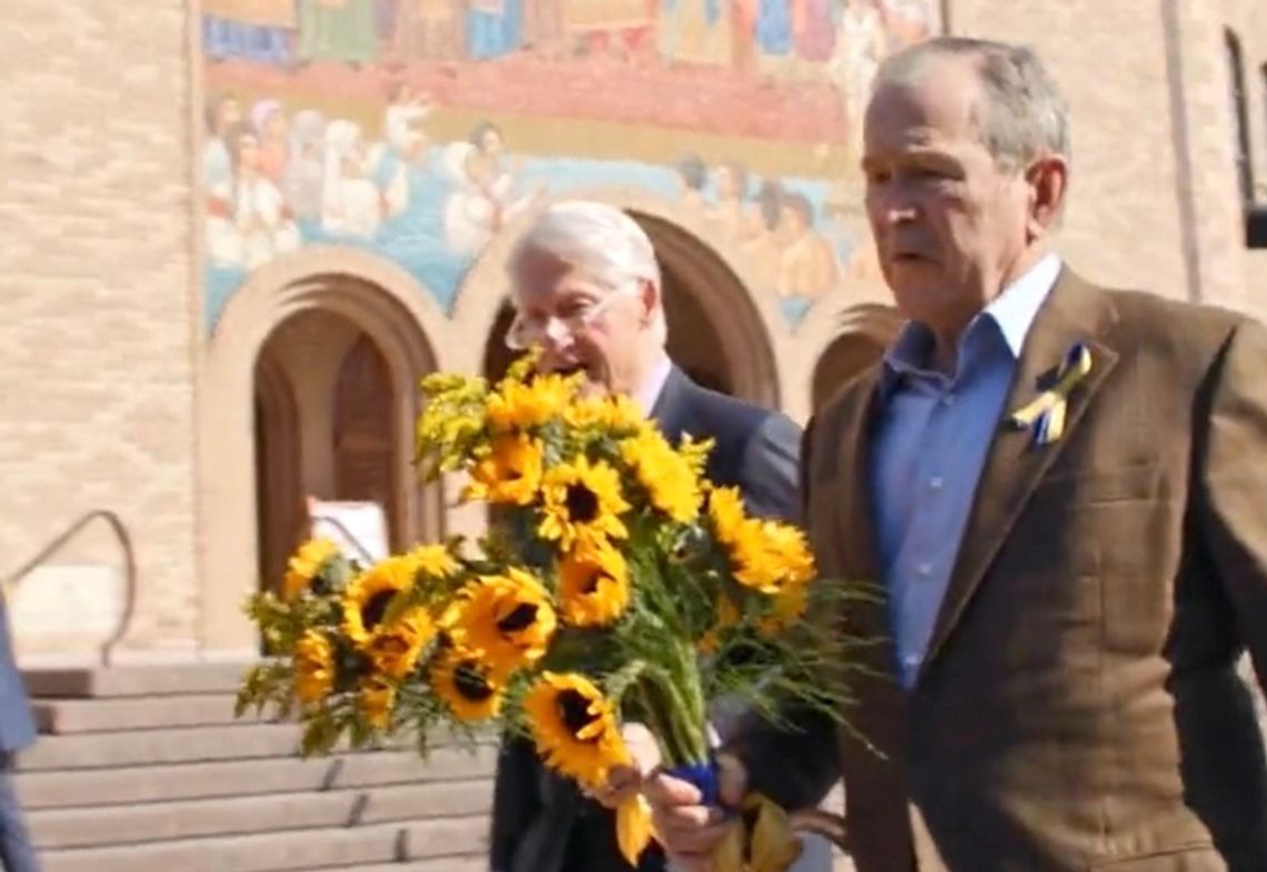 Byli prezydenci Clinton i Bush w geście solidarności odwiedzili ukraiński kościół w Chicago (WIDEO)