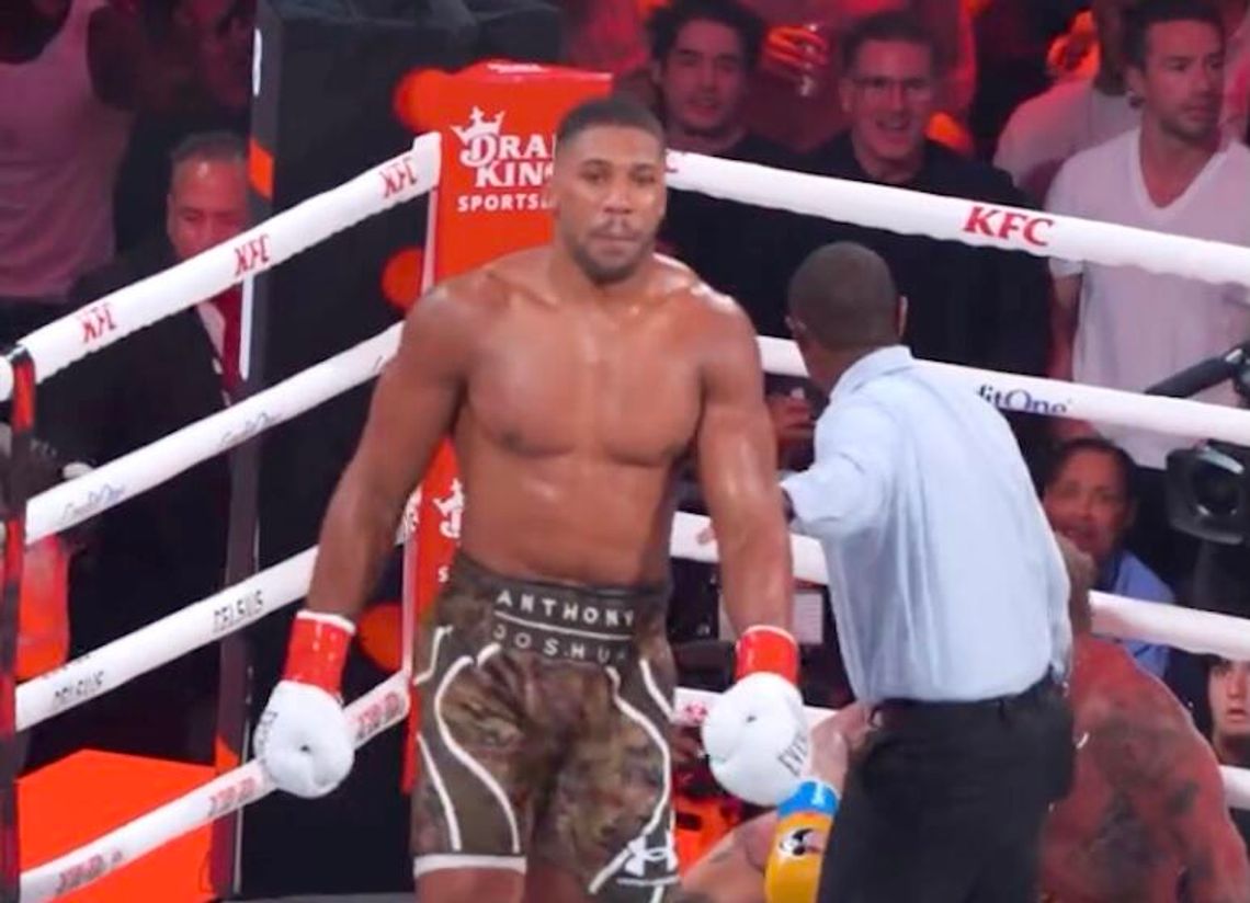 Były mistrz świata Joshua pokonał w ringu influencera Paula