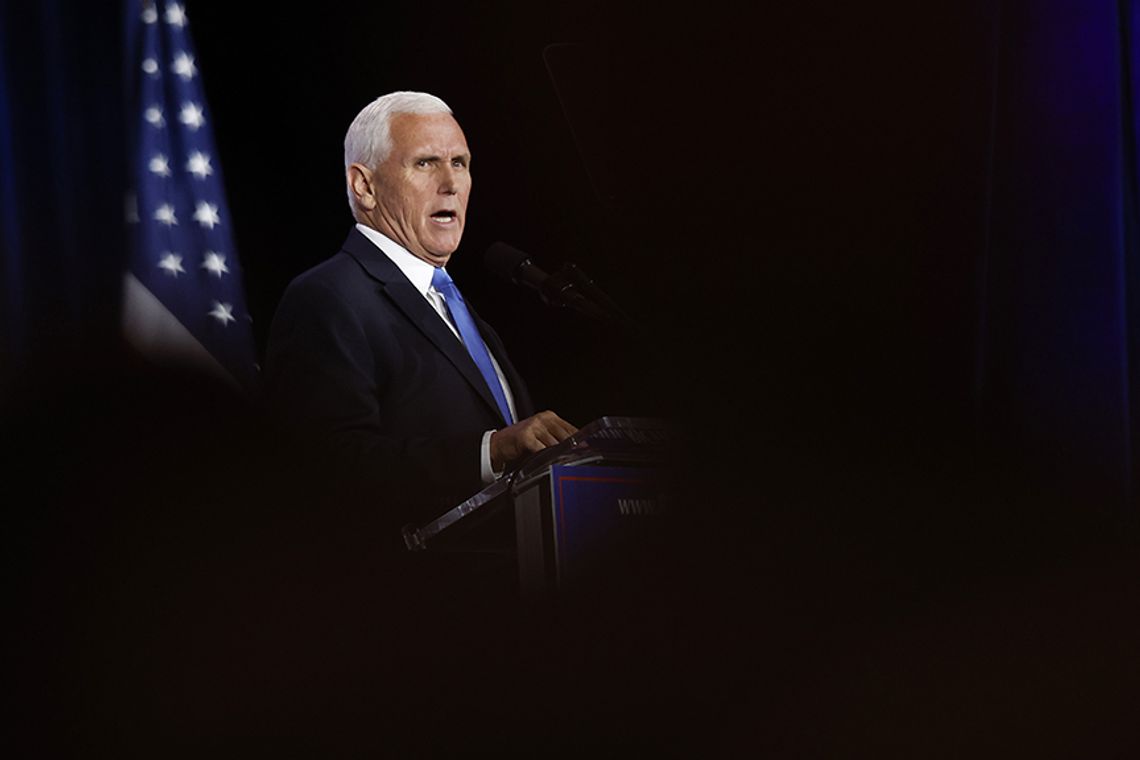 Były wiceprezydent Mike Pence zawiesił swoją kampanię wyborczą