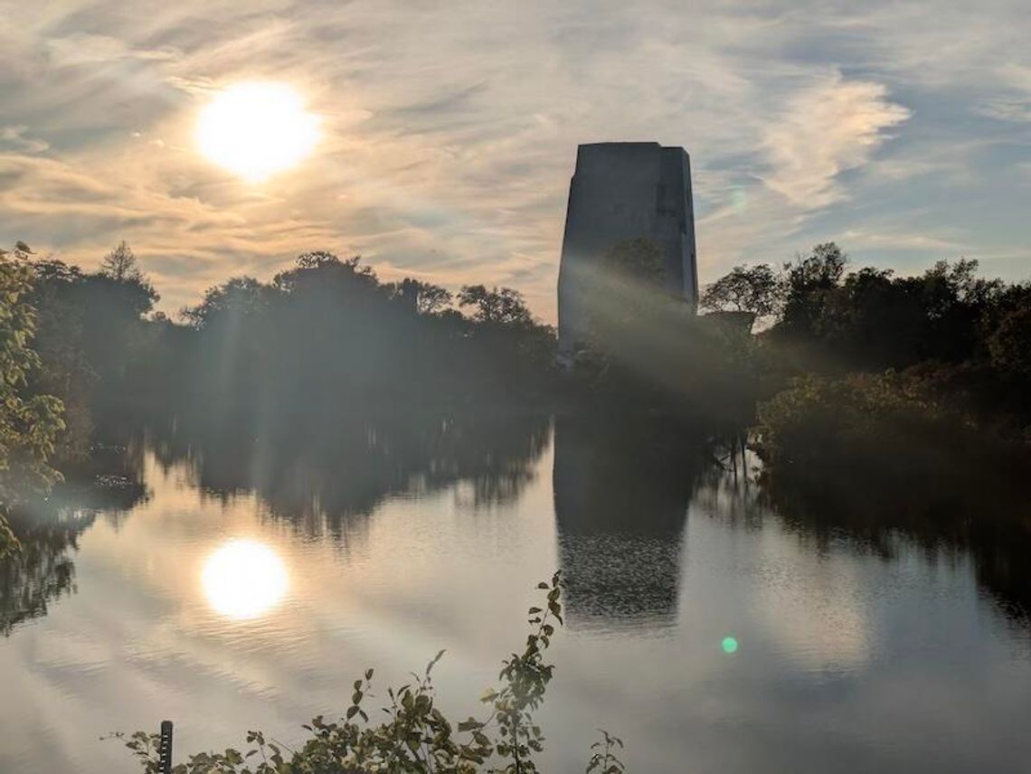 Prawie ukończone Obama Center jesienię 2025 r. widok z Jackson Park