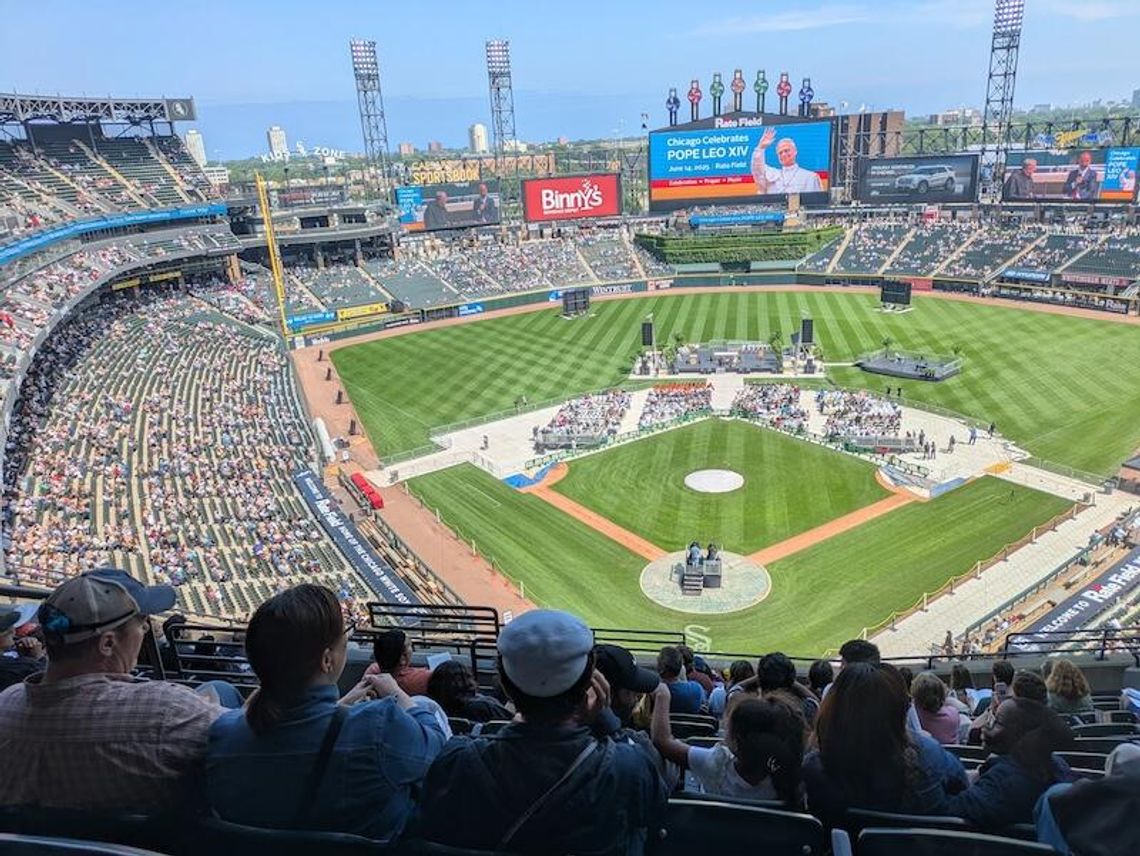 Chicagowianin, kibic i papież: tysiące świętowały wybór Leona XIV na stadionie White Sox (ZDJĘCIA)