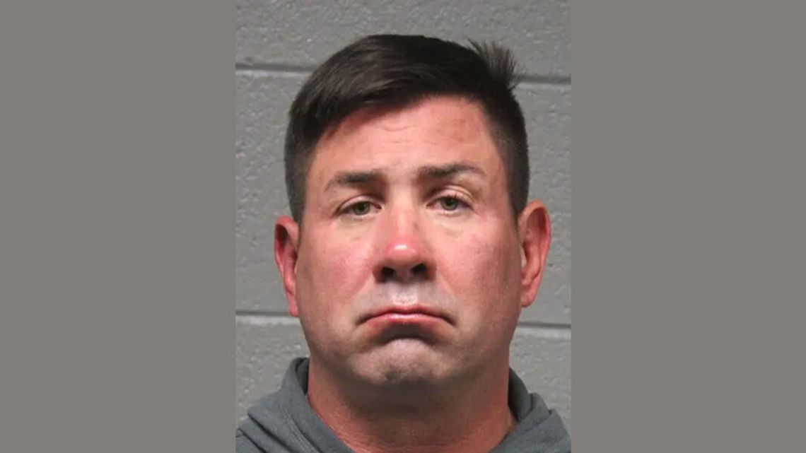 Chicagowski policjant Jeremy Sikorski oskarżony o uderzenie 17-latki, nagranie obiegło internet Chicagowski policjant Jeremy Sikorski oskarżony o uderzenie 17-latki, nagranie obiegło internet
