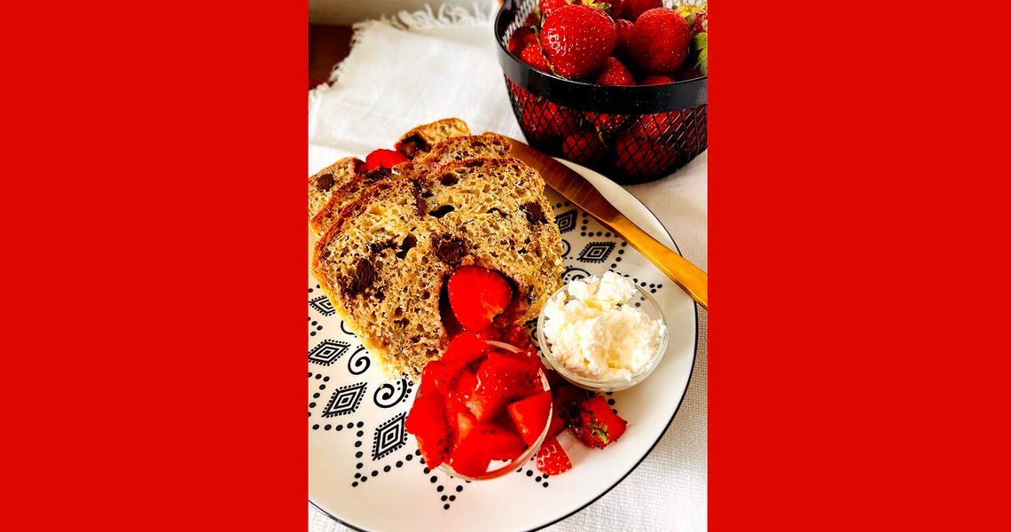 Chlebek bananowy z czekoladą i truskawkami