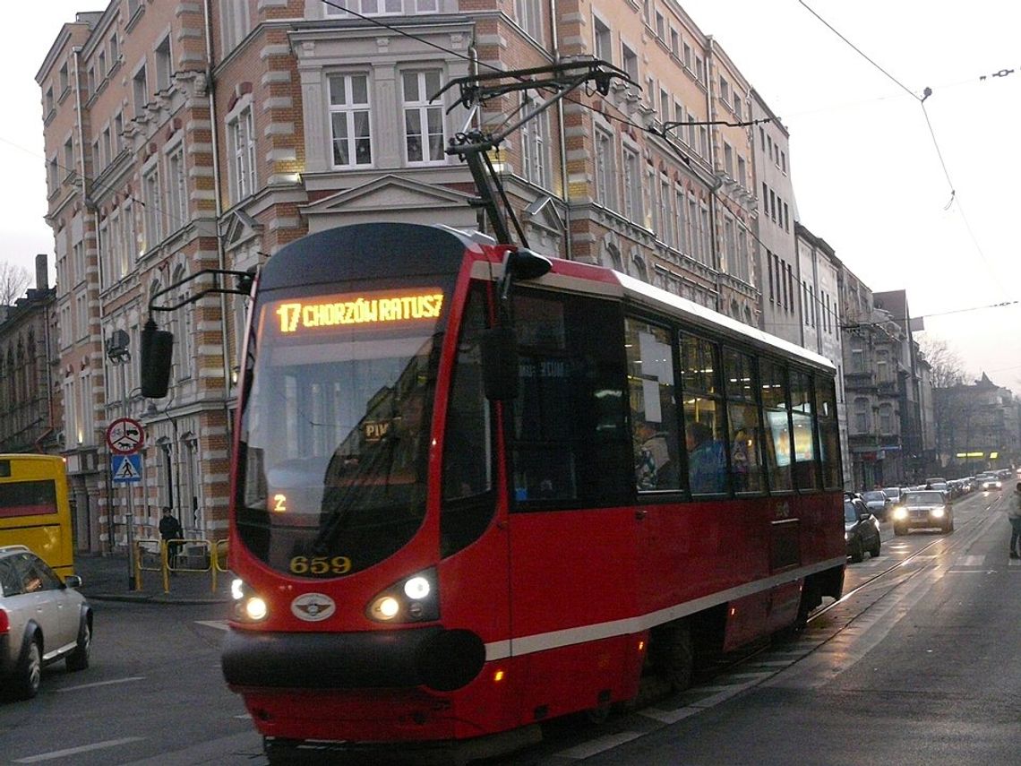 Chorzów. Mężczyzna zapłaci 5 tys. zł. mandatu za jazdę na dachu tramwaju