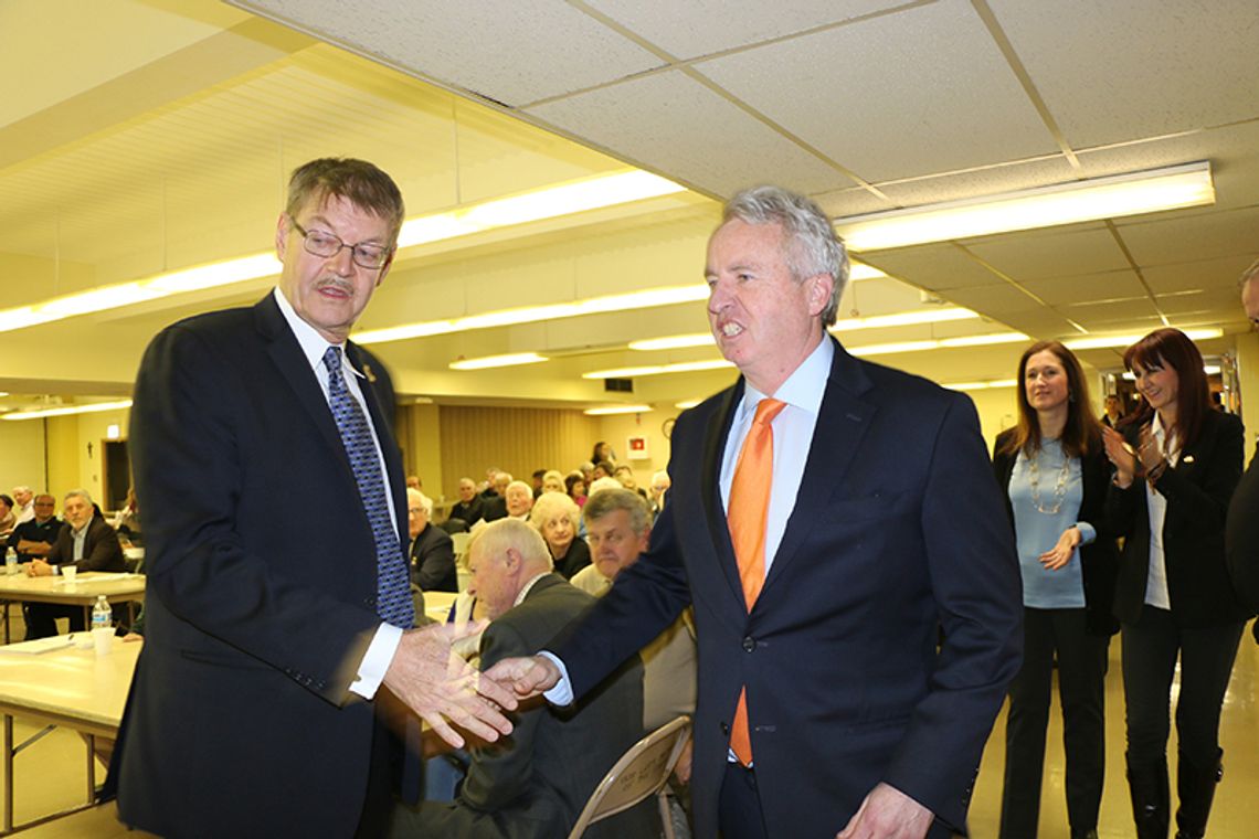 Chris Kennedy na zebraniu wydziału stanowego KPA