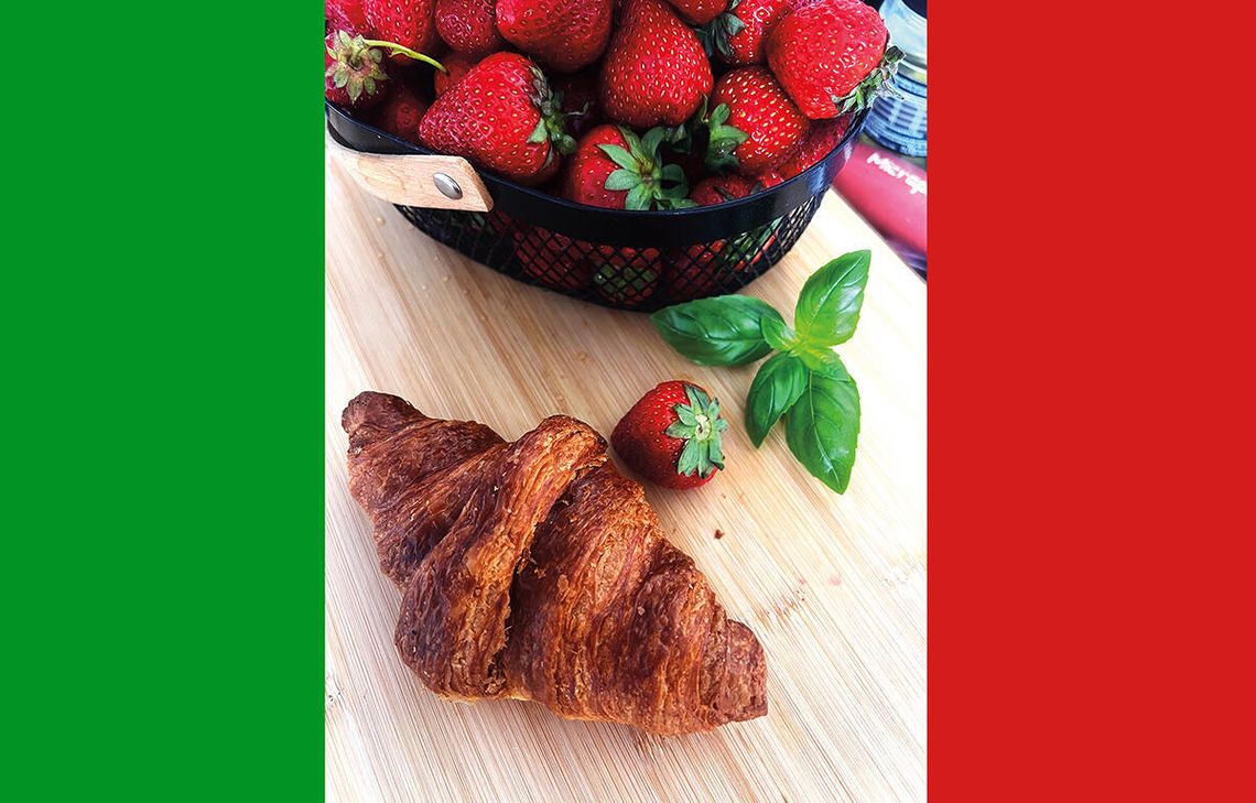Chrupiące croissanty z kremem waniliowym i truskawkami