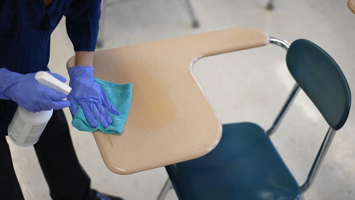 CPS rezygnuje z firm sprzątających, będzie sprzątać szkoły na własną rękę