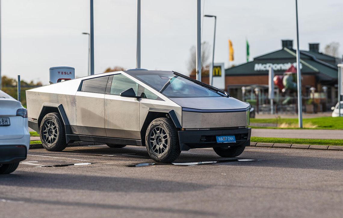 Cybertruck Muska krytykowany, bo przypomina pojazdy do tłumienia protestów w czasach apartheidu Cybertruck Muska krytykowany, bo przypomina pojazdy do tłumienia protestów w czasach apartheidu