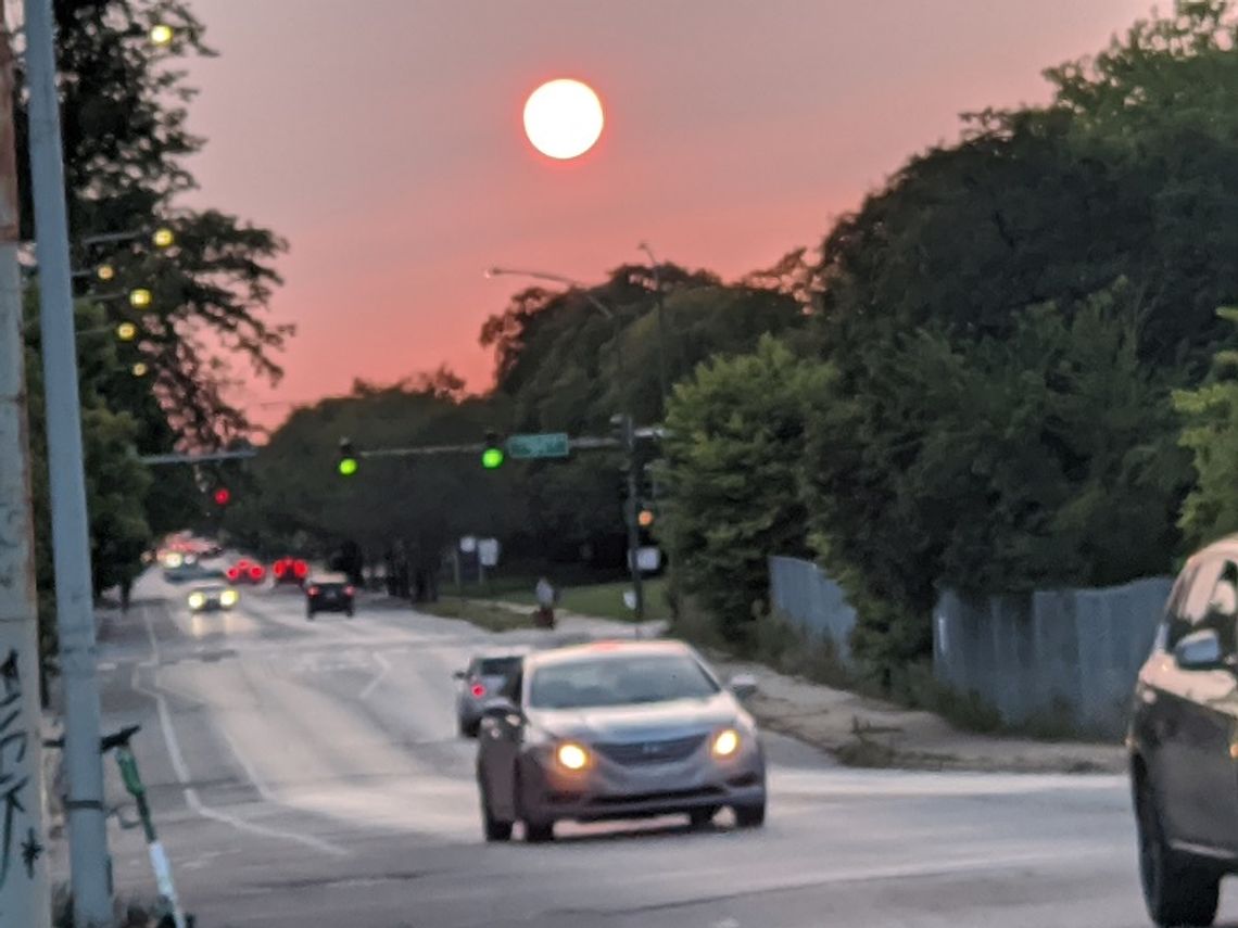 Czerwone słońce nad Chicago to efekt płonących lasów na Zachodnim Wybrzeżu