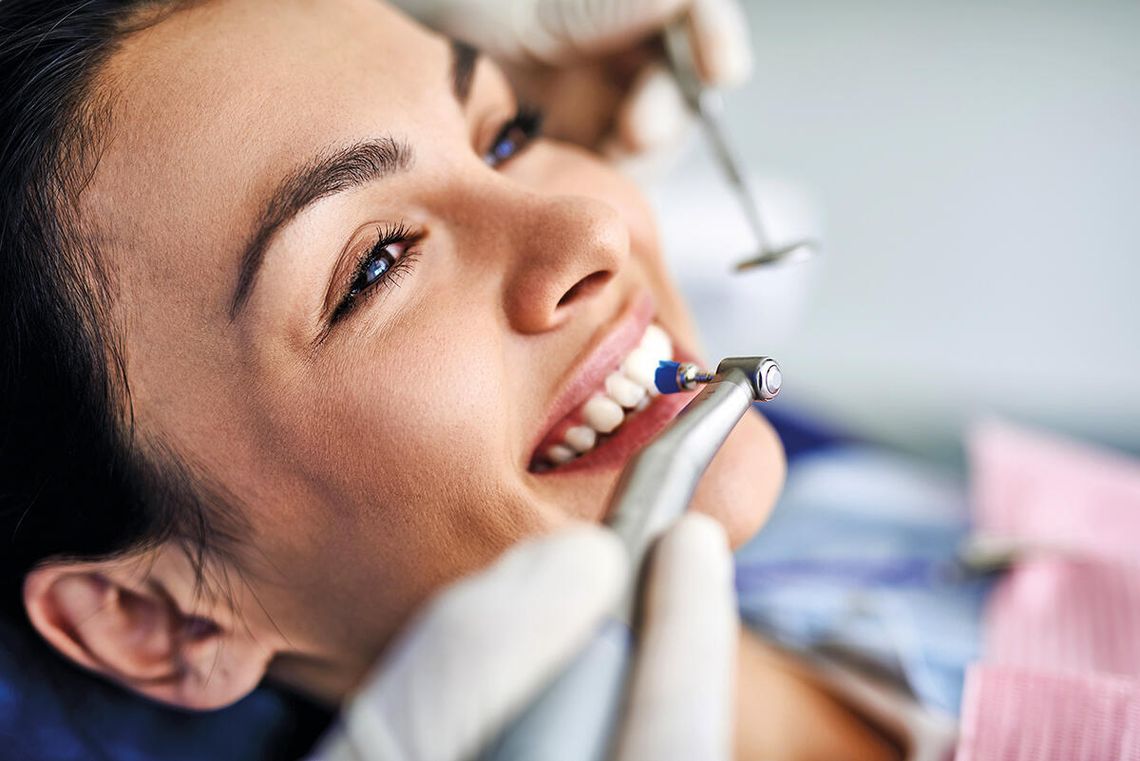 Czyszczenie zębów bez bólu i strachu? To możliwe! Lekarka z Dazzling Dentistry zdradza sekret