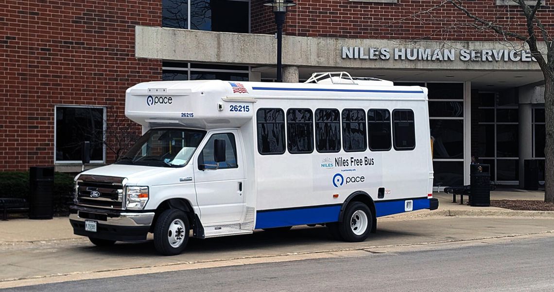 Darmowe autobusy wróciły na ulice Niles,  choć są mniejsze
