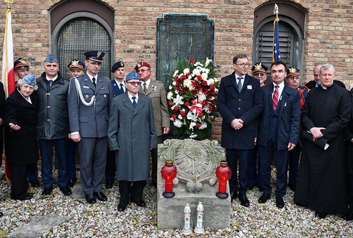 Delegacja IPN z prezesem Jarosławem Szarkiem oddała hołd polonijnym bohaterom w Chicago