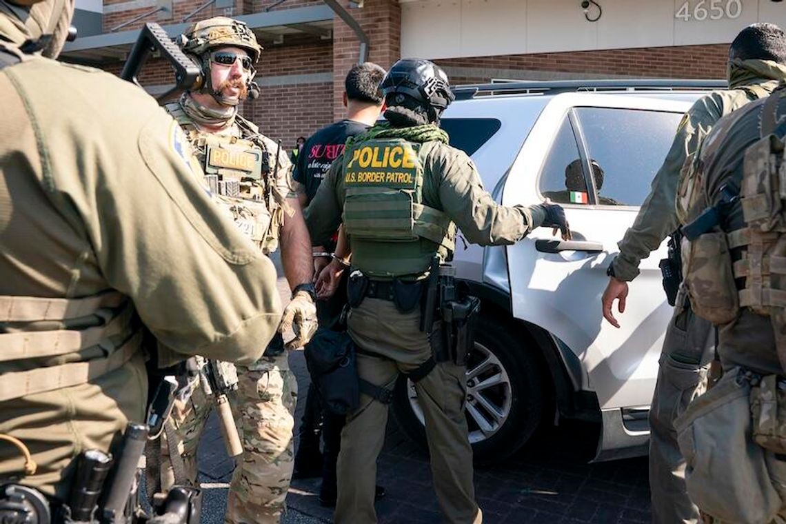 DHS zapowiada rozszerzenie akcji ICE w Chicago, a sąd wstrzymuje operacje Gwardii Narodowej DHS zapowiada rozszerzenie akcji ICE w Chicago, a sąd wstrzymuje operacje Gwardii Narodowej