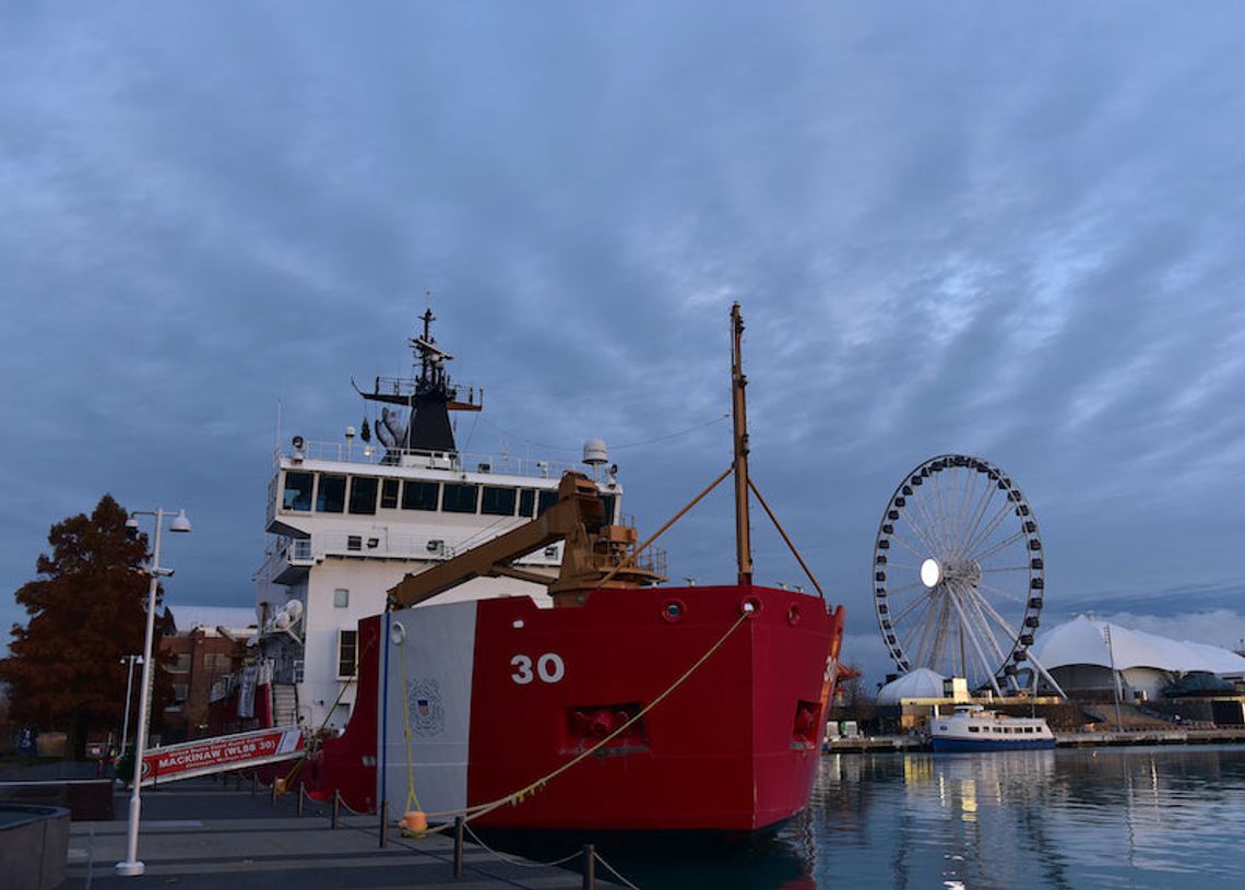 Do Navy Pier przypłynęły choinki dla potrzebujących