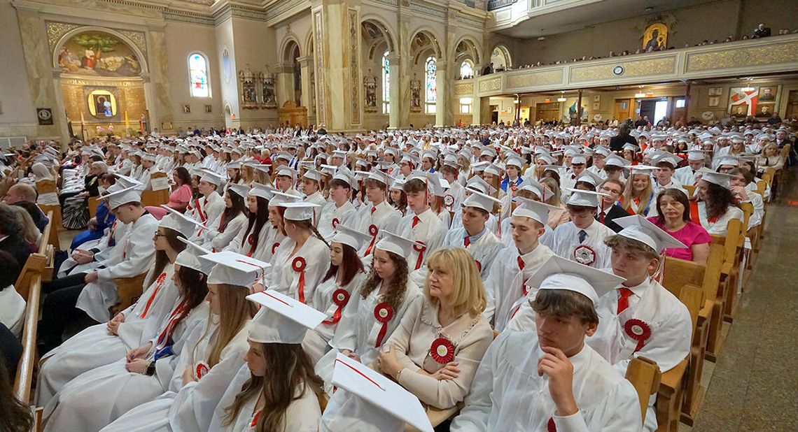 Dumni z polskości, dumni ze swoich korzeni – pożegnanie polonijnych maturzystów z polską szkołą