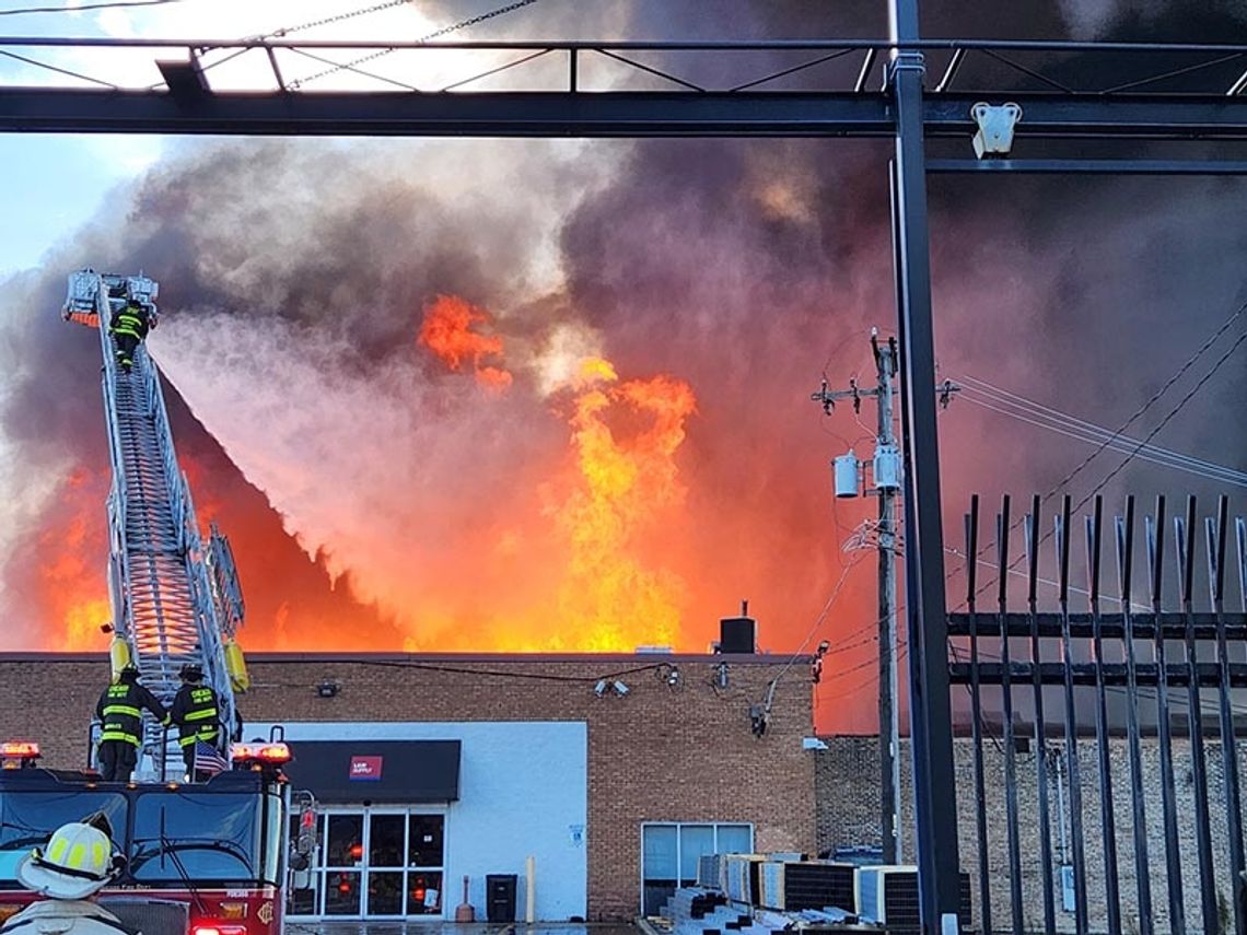 Duży pożar magazynu na zachodzie Chicago, dym było widać na północy miasta