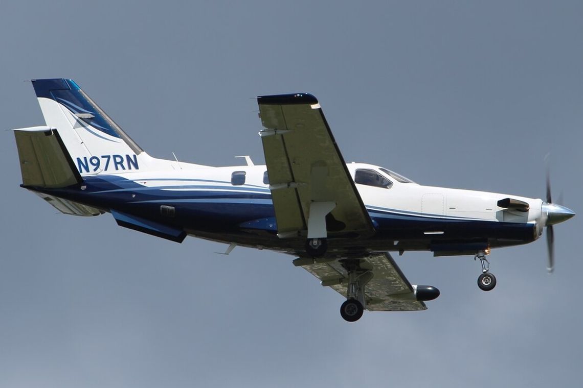 Dwie osoby nie żyją, jedna ranna po rozbiciu się samolotu na autostradzie w Massachusetts