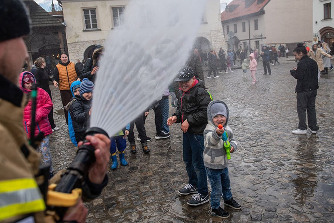 Dziady śmigustne, śmigustnicy i kurki dyngusowe, czyli dawne zwyczaje Lanego Poniedziałku