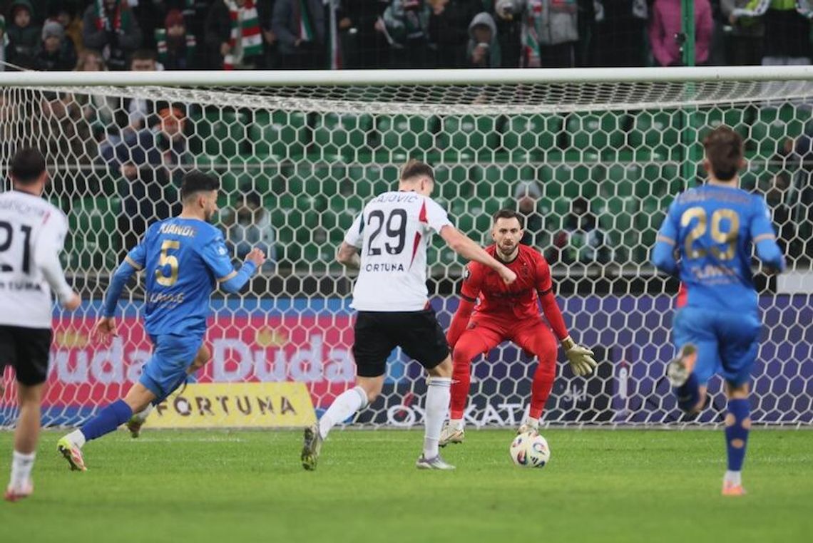 Ekstraklasa piłkarska - bez zmiany lidera na koniec roku, kolejna porażka Legii Ekstraklasa piłkarska - bez zmiany lidera na koniec roku, kolejna porażka Legii