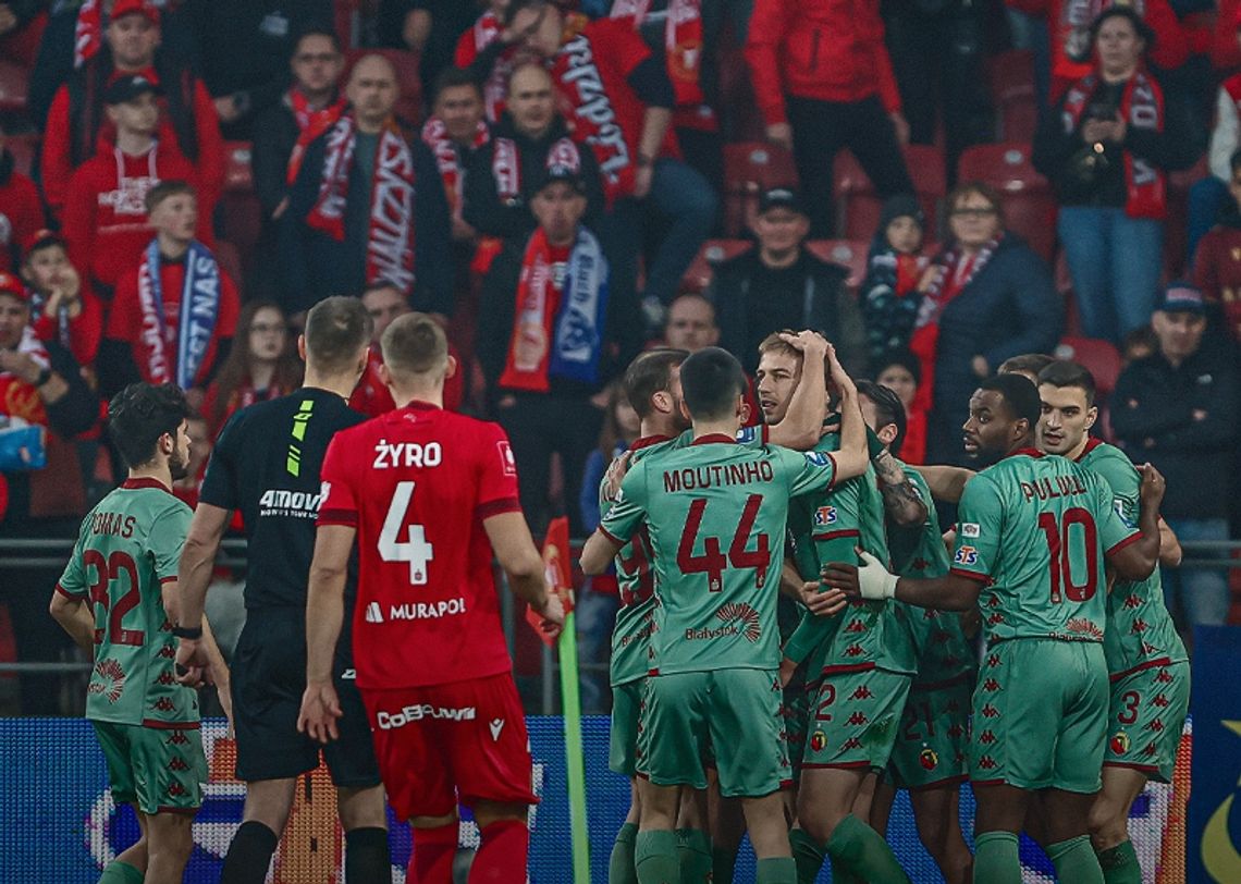 Ekstraklasa piłkarska - Jagiellonia nie traci kontaktu z czołówką