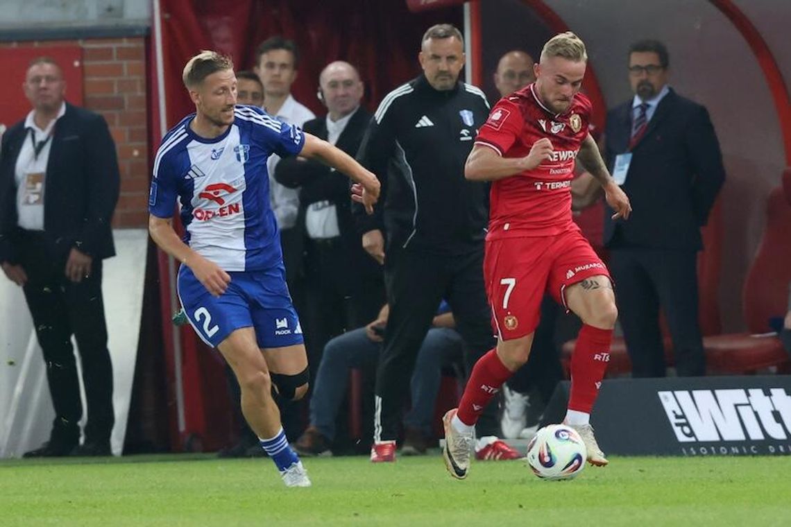 Ekstraklasa piłkarska - lider z Płocka wciąż niepokonany Ekstraklasa piłkarska - lider z Płocka wciąż niepokonany