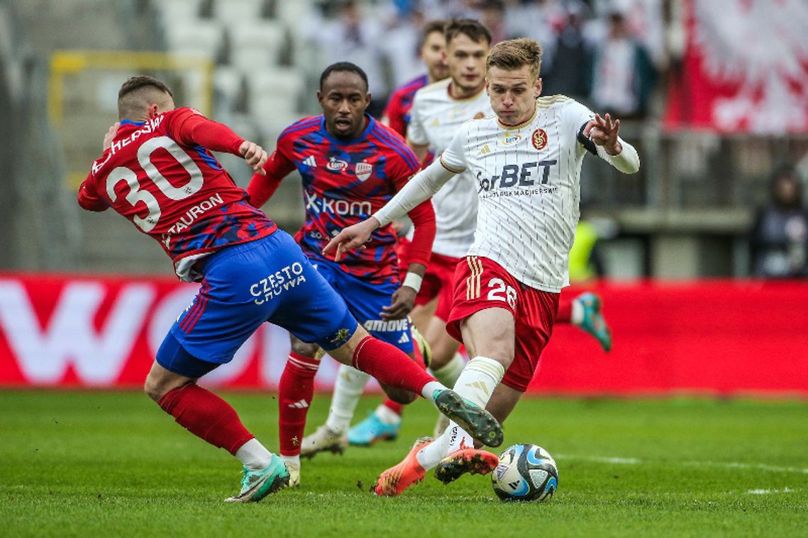 Ekstraklasa piłkarska - potknięcie Rakowa, przełamanie Legii