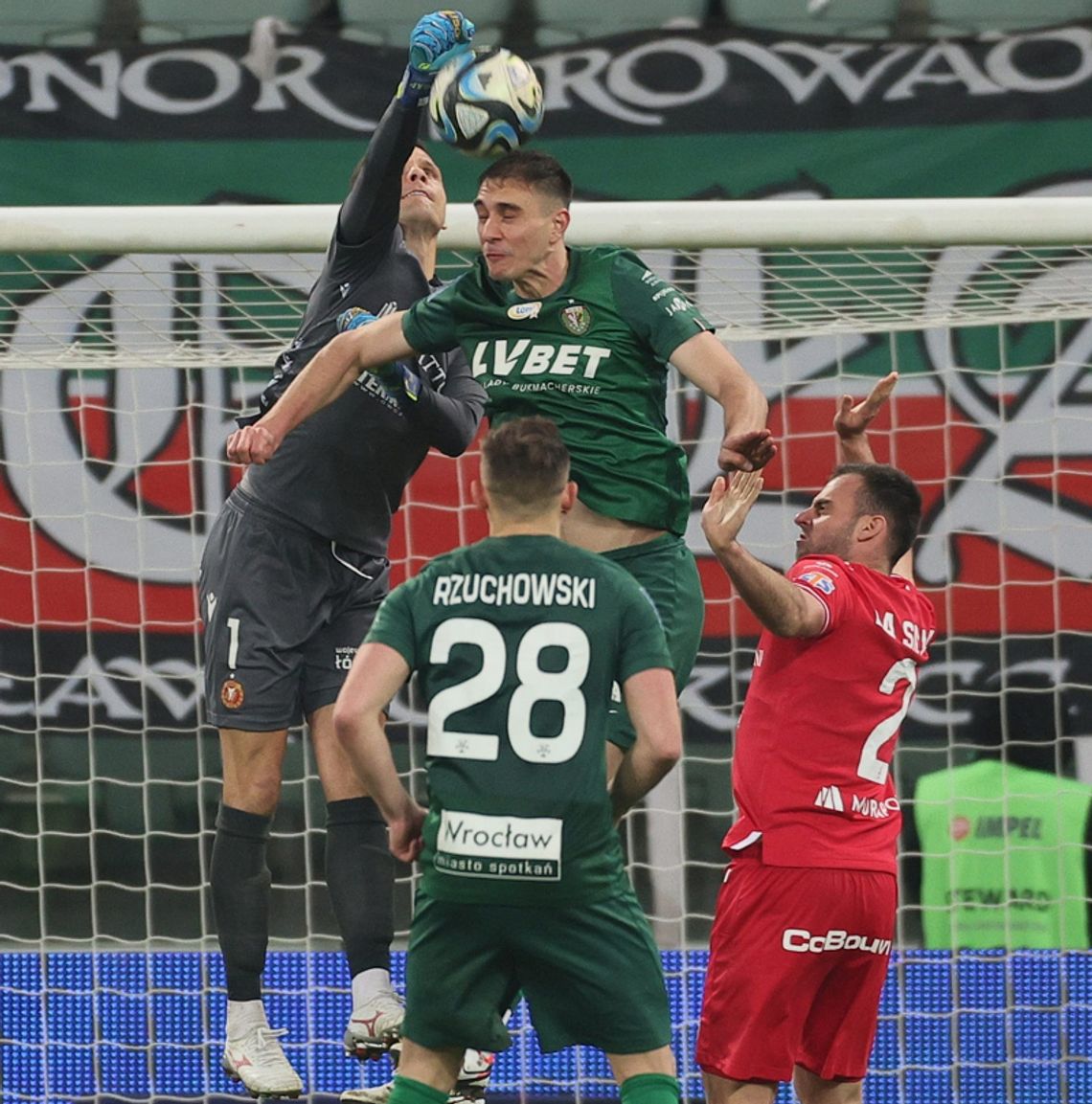 Ekstraklasa piłkarska -Śląsk ponownie liderem, porażka Jagiellonii w Zabrzu