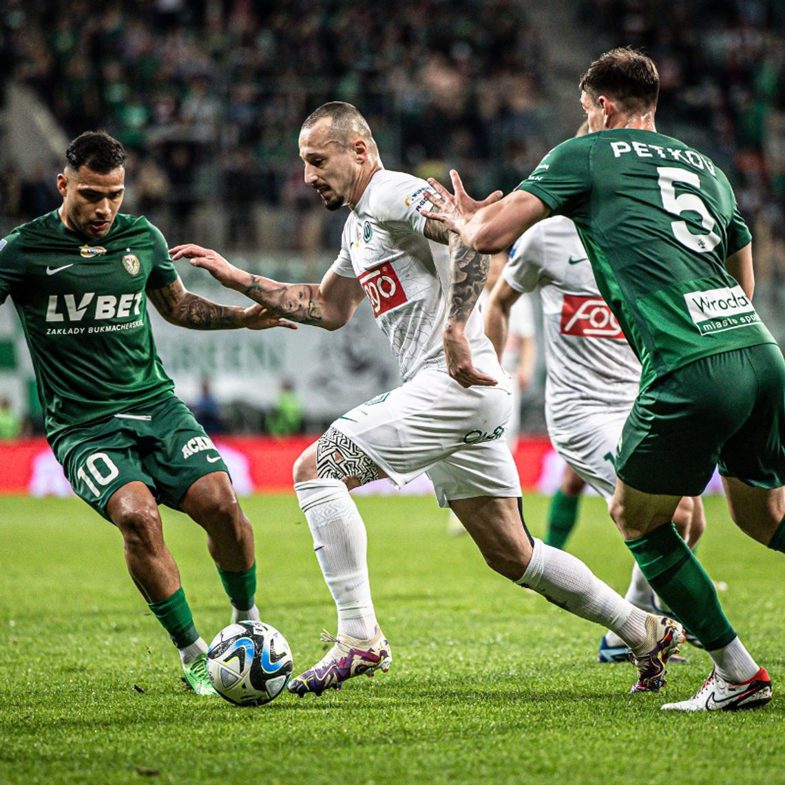 Ekstraklasa piłkarska - wygrana wicelidera Śląska po golu w końcówce