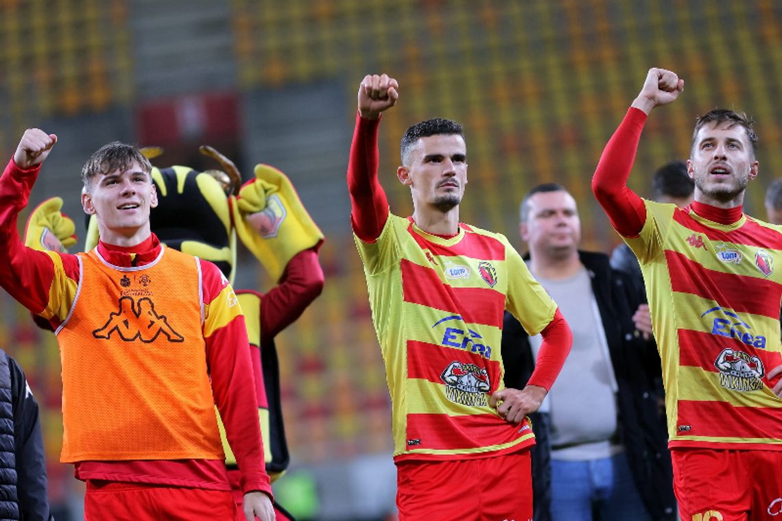 Ekstraklasa piłkarska - zwycięstwa faworytów, Jagiellonia liderem