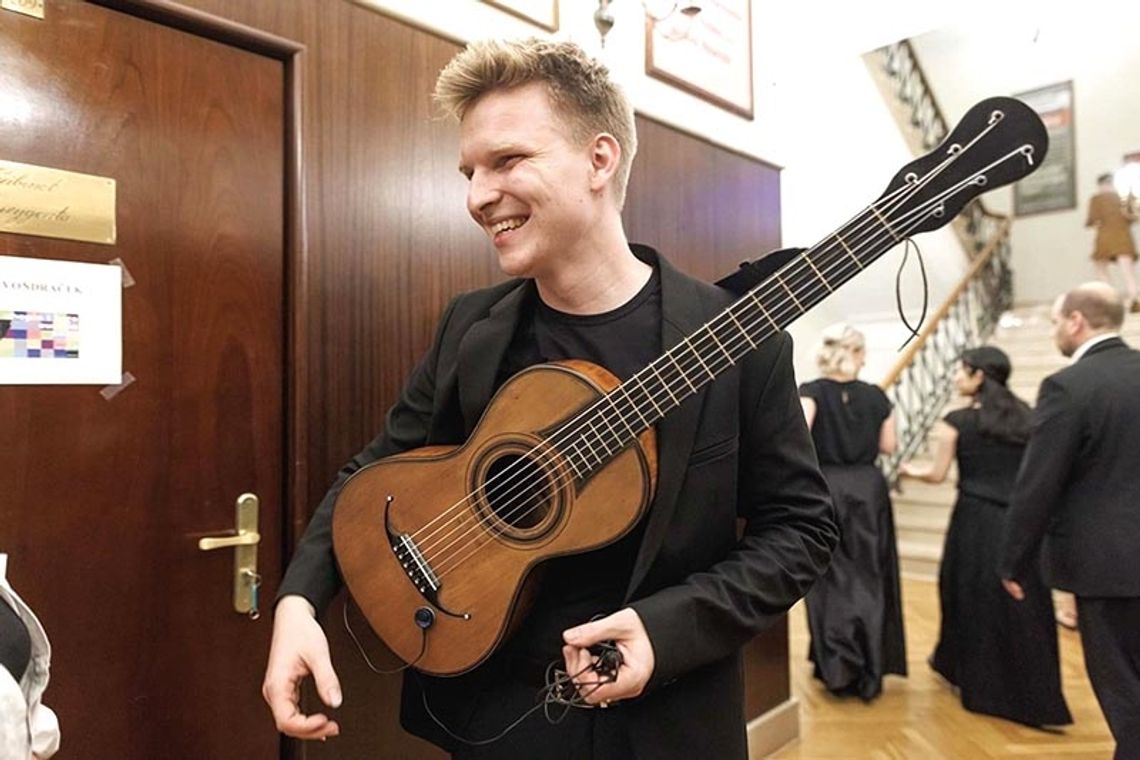 Fenomenalny polski gitarzysta Mateusz Kowalski zagra w niedzielę w Akademii Muzyki PaSO