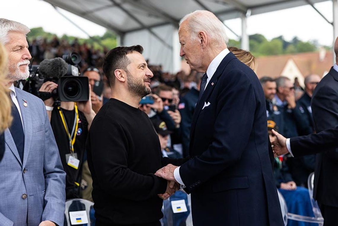 Francja. Biden przeprosił Zełenskiego za wstrzymanie dostaw broni