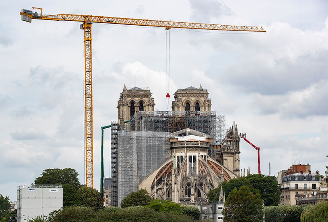 Francja. Macron chce jednak odbudowy katedry Notre-Dame w starym stylu (ZDJĘCIA)