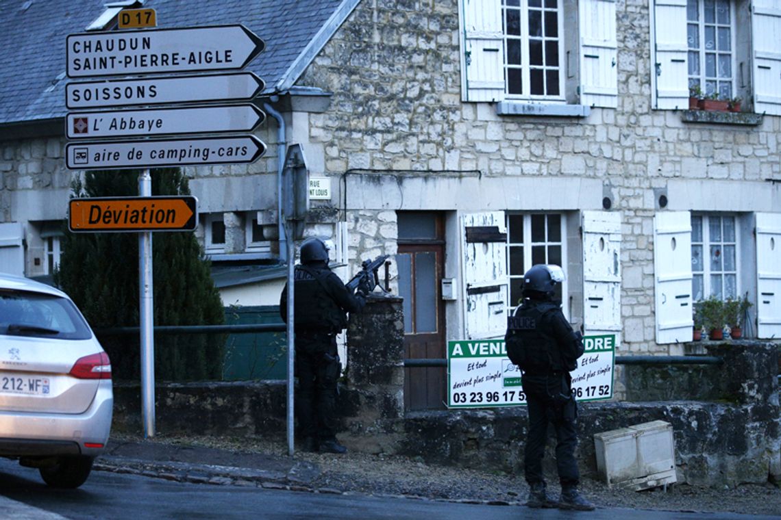 Francja. Trwają poszukiwania podejrzanych o atak na "Charlie Hebdo" (ZOBACZ ZDJĘCIA)