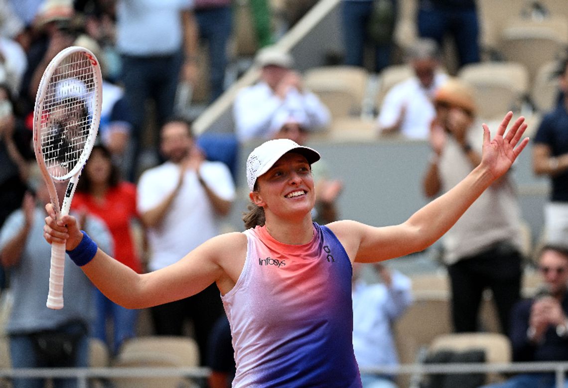 French Open - Świątek awansowała do półfinału. Vondrousova zdeklasowana