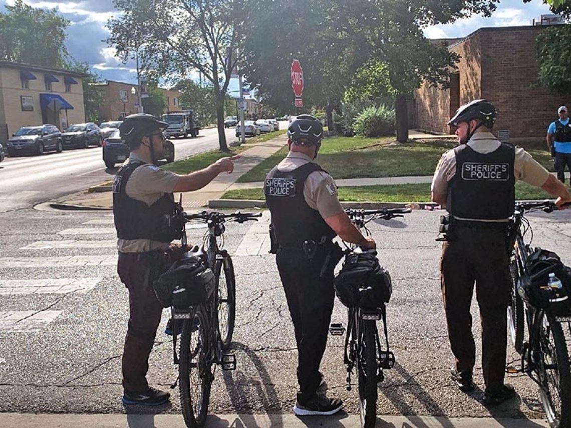 Funkcjonariusze szeryfa pomagają chicagowskim policjantom