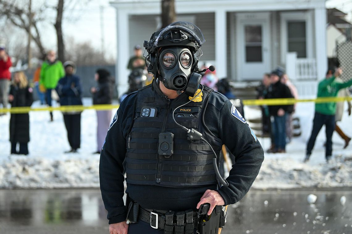 Funkcjonariusze użyli kul pieprzowych przeciwko demonstrantom w Minnesocie Funkcjonariusze użyli kul pieprzowych przeciwko demonstrantom w Minnesocie