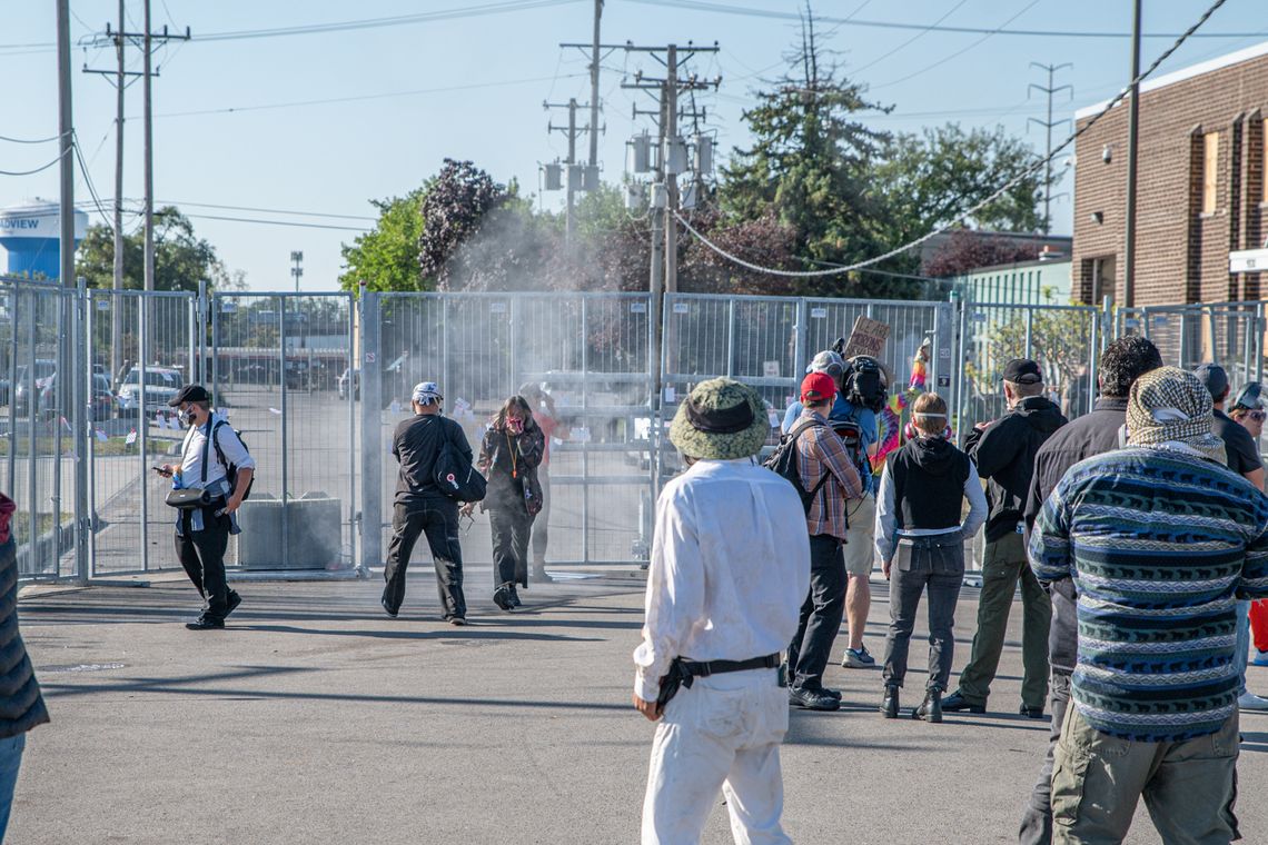 Gaz łzawiący, kule pieprzowe i kolejne aresztowania w Broadview – eskalacja protestów pod ośrodkiem ICE