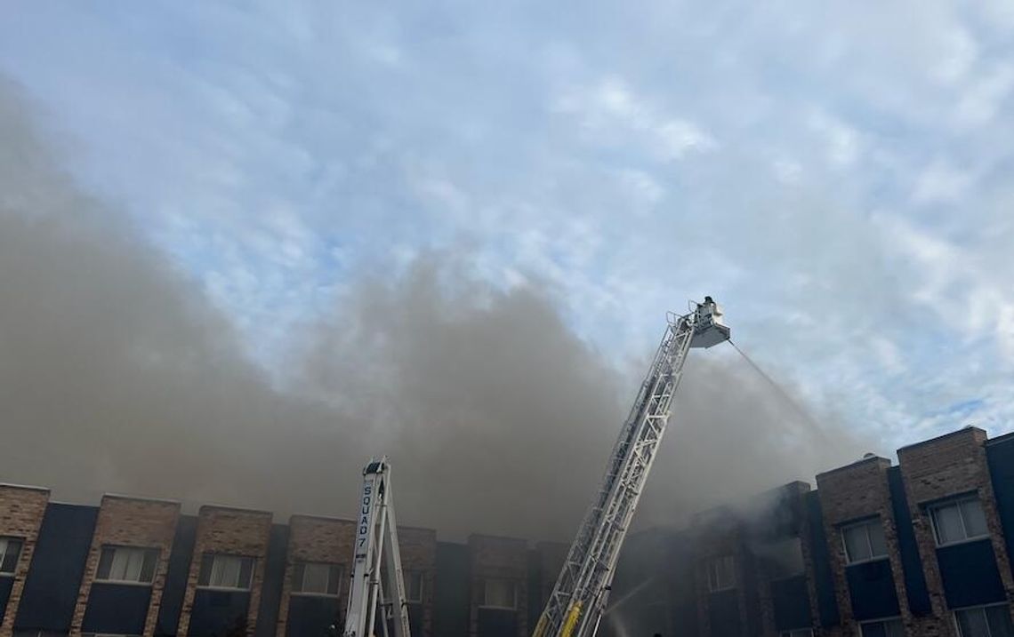 Groźny pożar przy W. Foster Ave., obok szkoły Dirksena – zawalony fragment budynku, część lokatorów straciła mieszkania