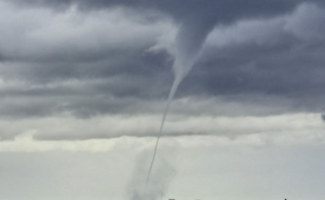 Gwałtowne burze z tornadami poczyniły zniszczenia na Środkowym Zachodzie (WIDEO)