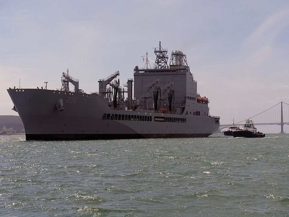 Okręt USNS Harvey Milk (T-AO-206) w zatoce San Francisco Bay w Kalifornii