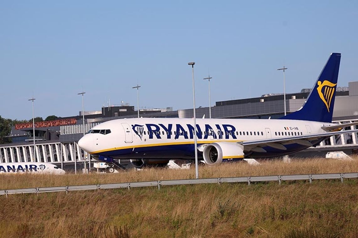 Holandia. Pasażerowie samolotu Ryanair, opóźnionego z powodu pijanego stewarda, otrzymali po 400 euro odszkodowania