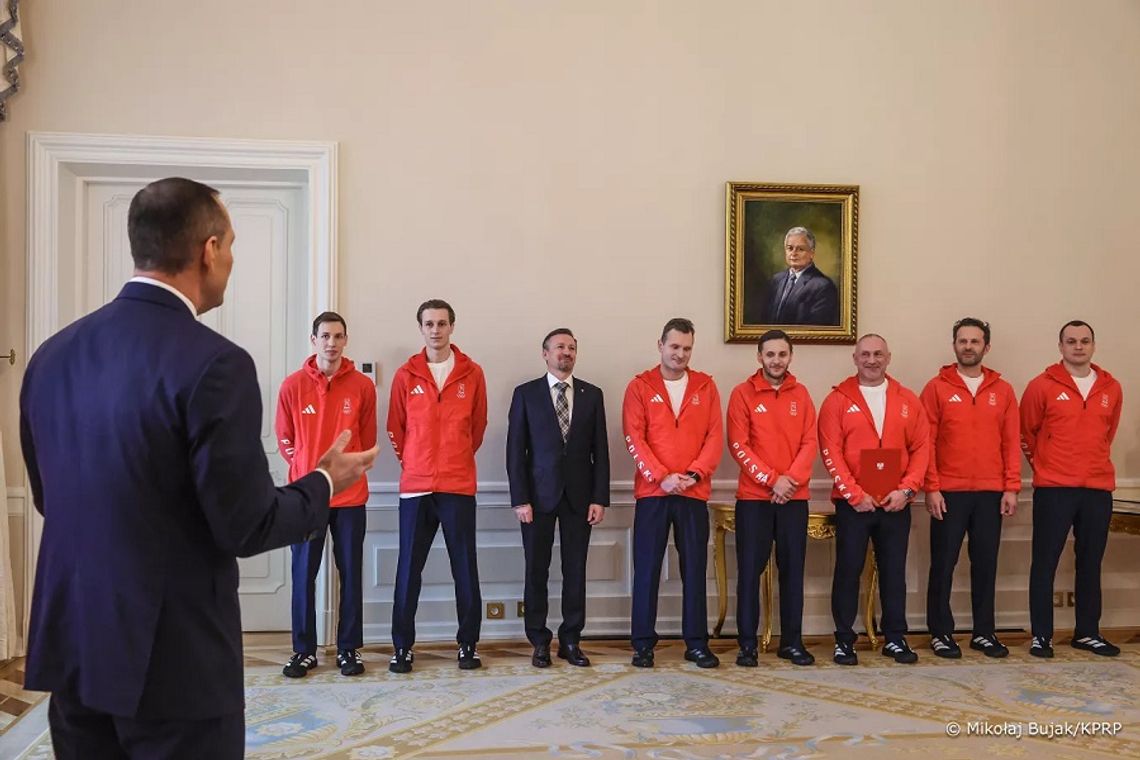 Igrzyska 2026 - prezydent Nawrocki spotkał się z polskimi skoczkami narciarskimi