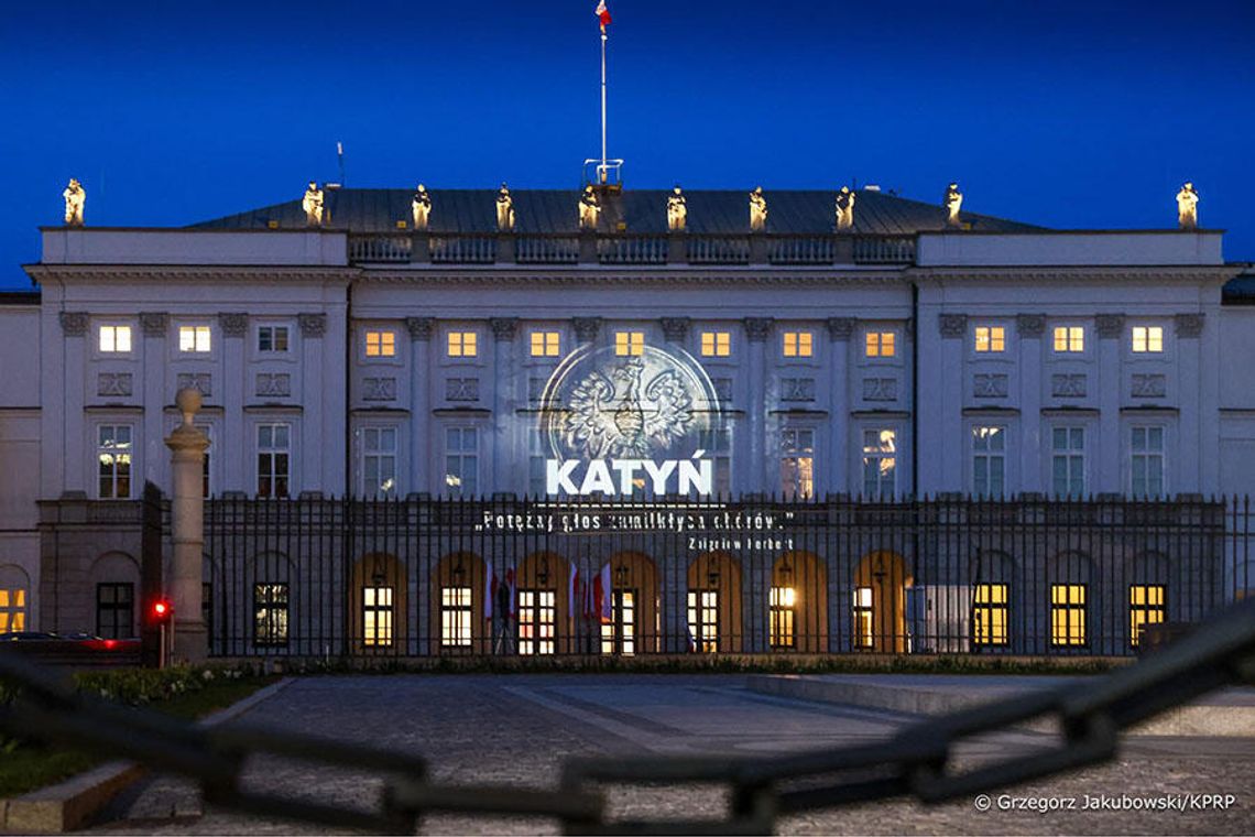 Iluminacja Pałacu Prezydenckiego z okazji Dnia Pamięci Ofiar Zbrodni Katyńskiej