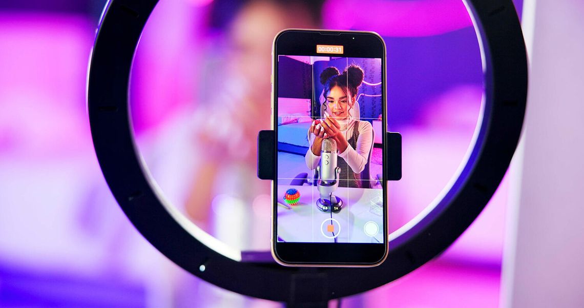 „Influencerka AI” - fałszywe metamorfozy tworzą nierealne wzorce dla młodych kobiet i nastolatek „Influencerka AI” - fałszywe metamorfozy tworzą nierealne wzorce dla młodych kobiet i nastolatek