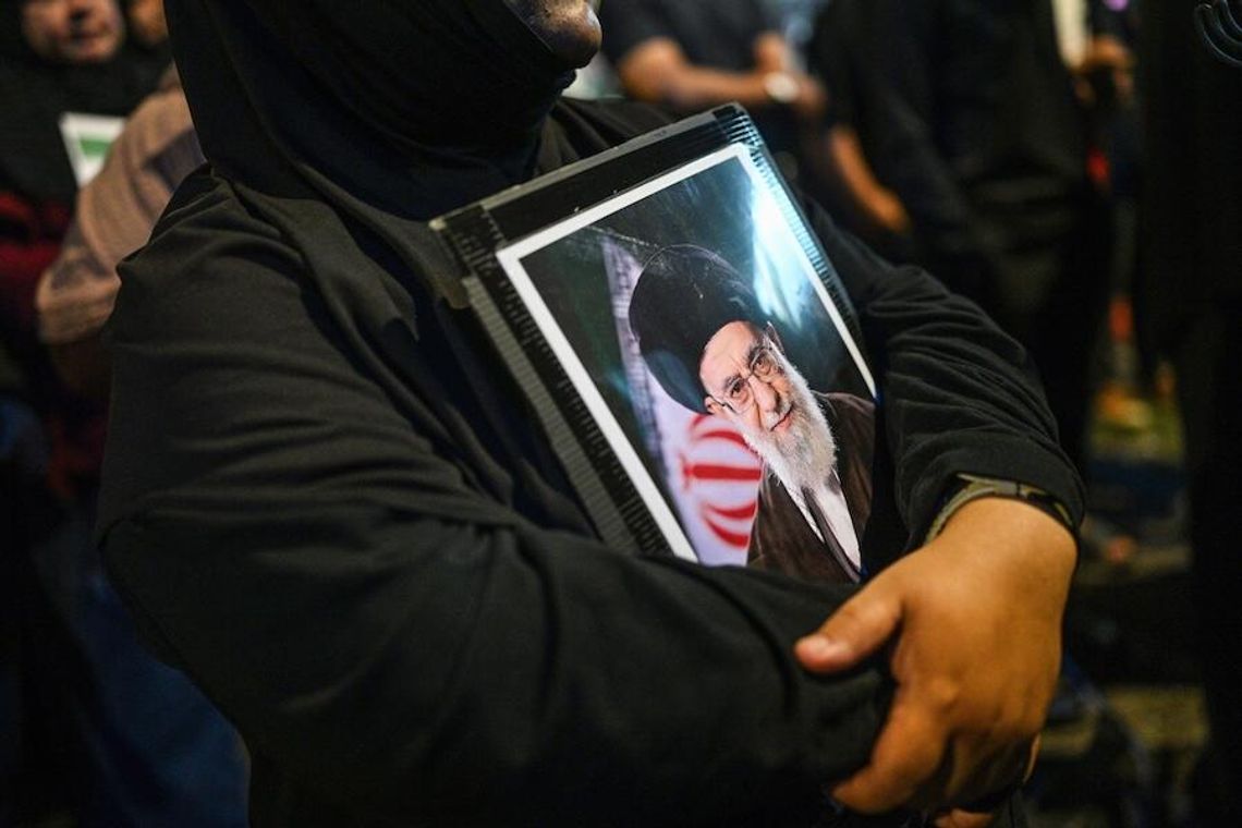 Iran. Przywódcy religijni wydali fatwy wzywające muzułmanów do zemsty za śmierć Chameneia Iran. Przywódcy religijni wydali fatwy wzywające muzułmanów do zemsty za śmierć Chameneia