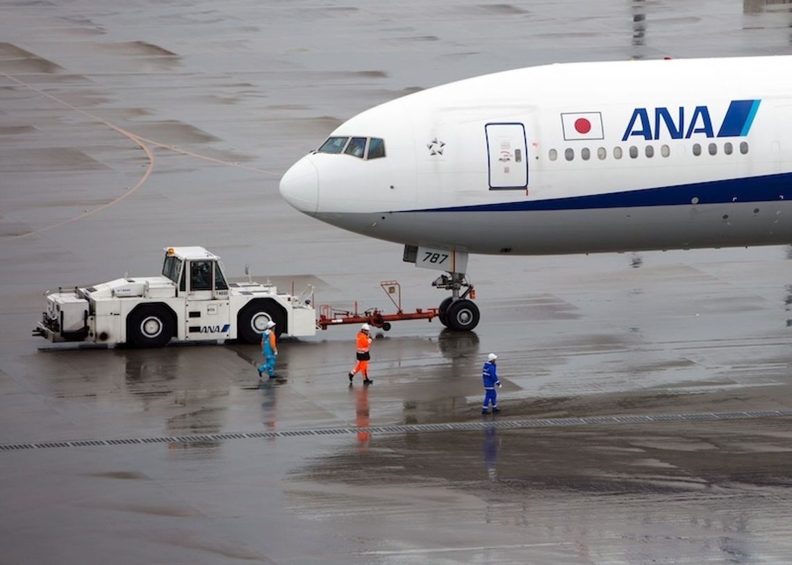 Japonia. Boeing 737 musiał zawrócić na lotnisko w powodu pęknięcia w oknie