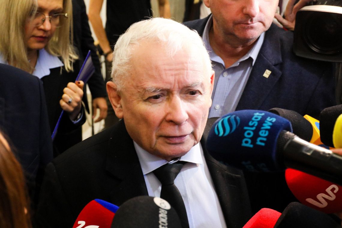 Jarosław Kaczyński: politycy PiS będą w 10-osobowych grupach dyżurowali w TVP