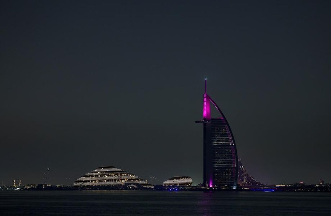 Jedna osoba nie żyje, 11 rannych po atakach na lotniska w Abu Zabi i Dubaju Jedna osoba nie żyje, 11 rannych po atakach na lotniska w Abu Zabi i Dubaju