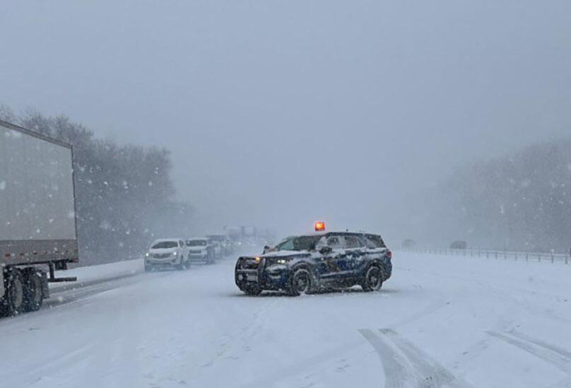 Karambol na autostradzie I-94 w Michigan podczas śnieżycy (WIDEO)