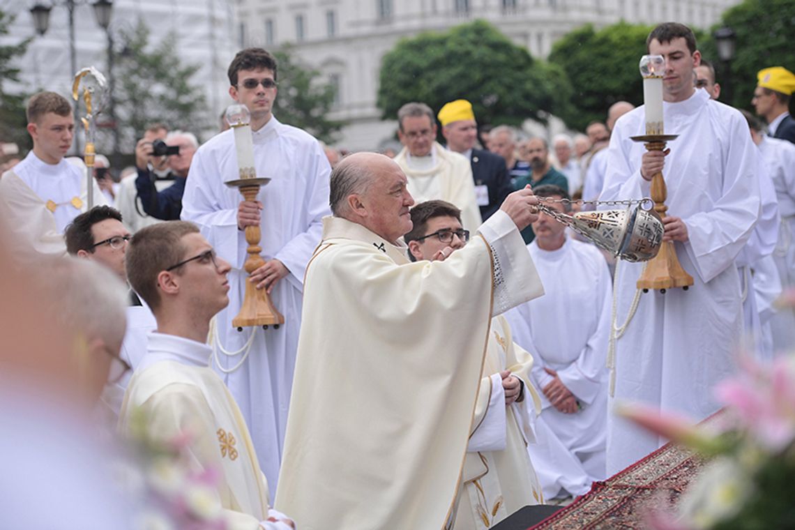 Kard. Nycz: Chcemy przeprosić Boga za grzechy profanacji mszy św. i parodii procesji Bożego Ciała (ZDJĘCIA)